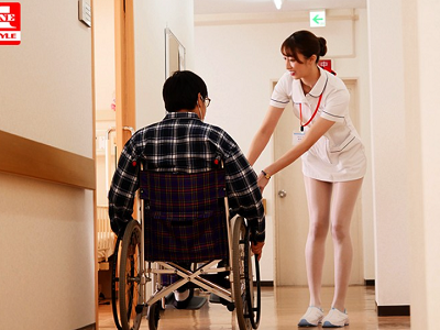 Nữ y tá dâm Ichika Hoshimiya thích mặc váy ngắn bó sát