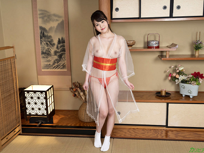 Kỹ nữ Mirai Hanamori mặc kimono trong suốt tiếp khách